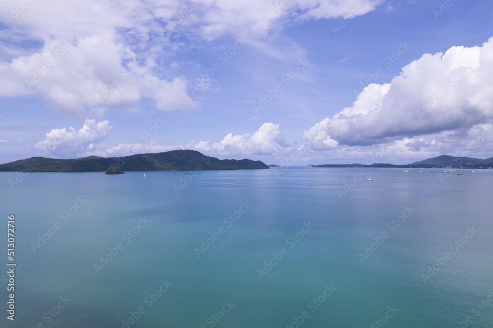 美丽的海水表面蓝天背景。鸟瞰大海景观