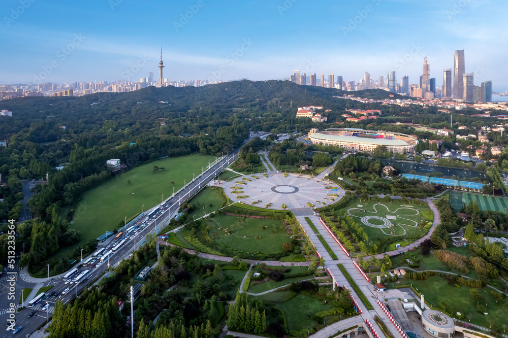 航拍青岛绿色生态海岸线城市景观全景图