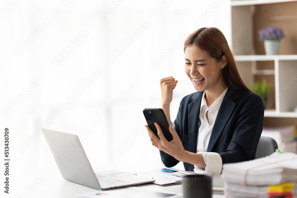 网上购物和美容概念。兴奋的亚洲女性在互联网上获胜，拿着智能手机和