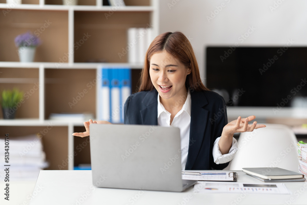 年轻有魅力的亚洲商务女性在笔记本电脑视频电话会议上谈论销售报告