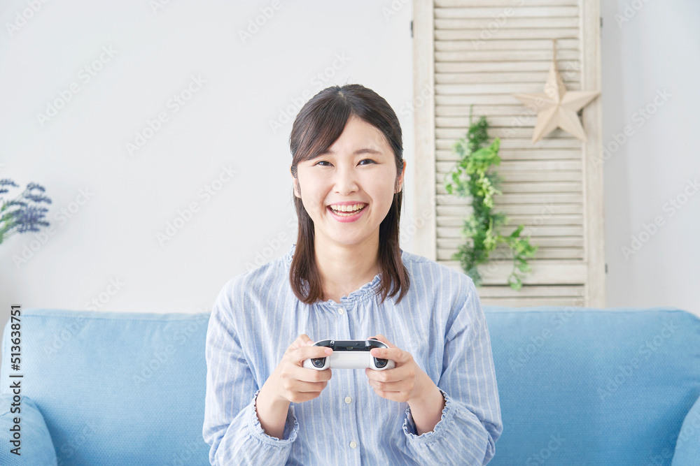 リビングで一人でテレビゲームする女性