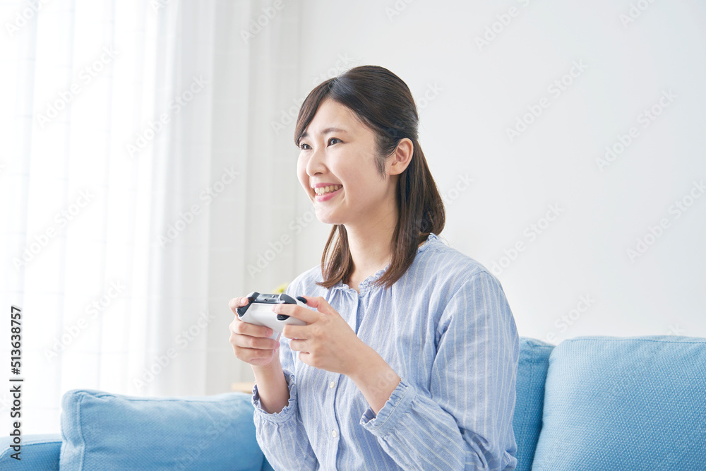 リビングで一人でテレビゲームする女性