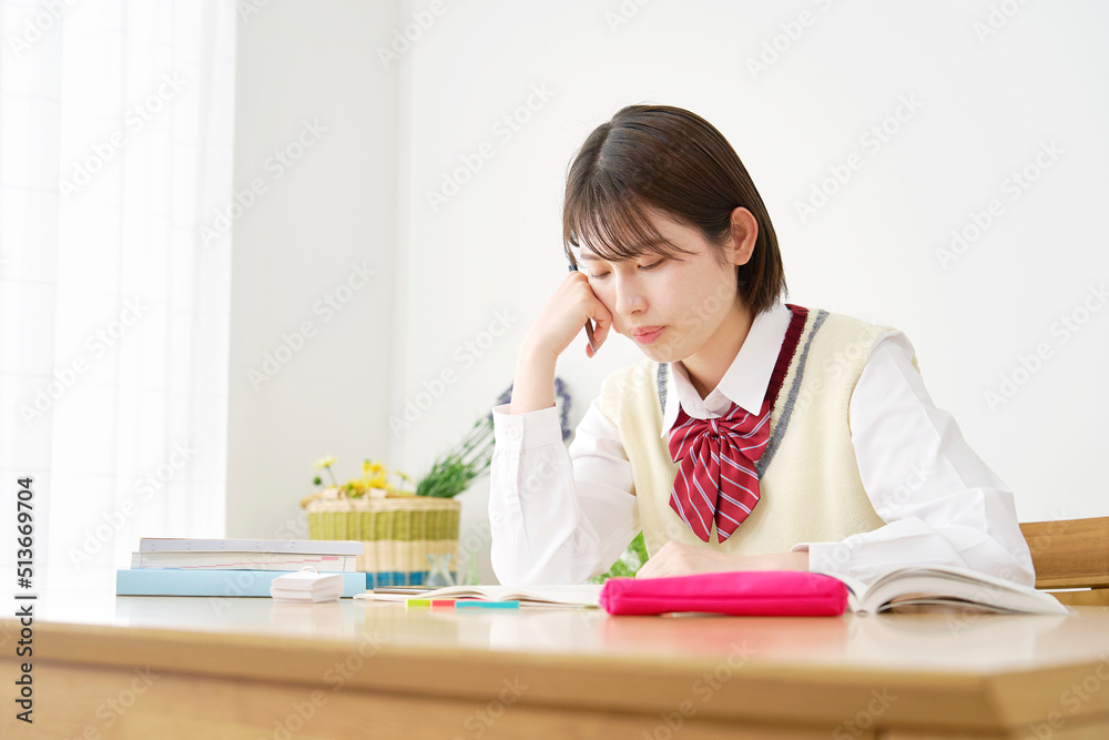 自宅で勉強中に眠い女子高生