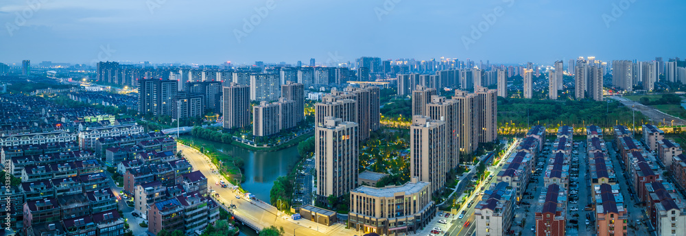 亚洲中国嘉兴城市建筑-住宅区景观鸟瞰图。美丽的城市景观