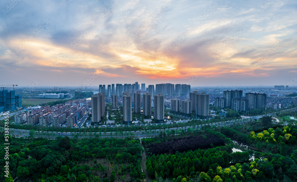 亚洲中国嘉兴城市建筑-住宅区景观鸟瞰图。美丽的城市景观