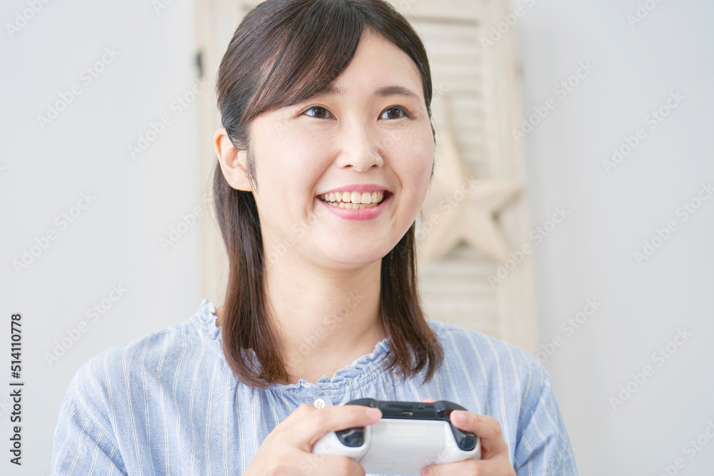 リビングで一人でテレビゲームする女性