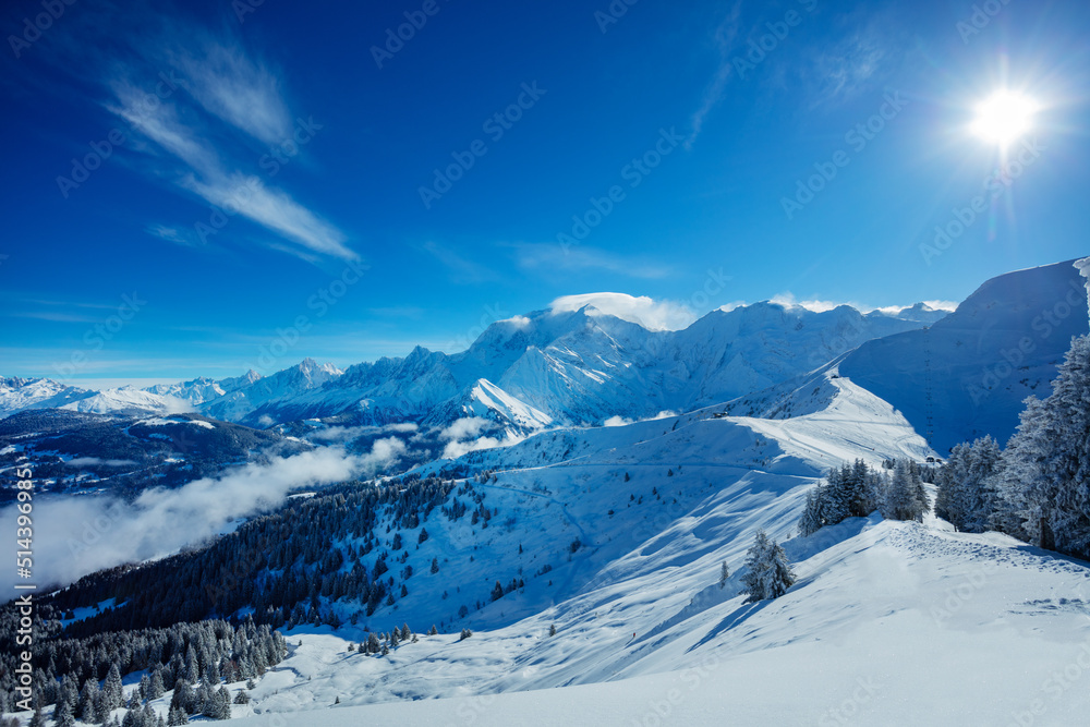 冬季法国阿尔卑斯山全景，雪山环绕