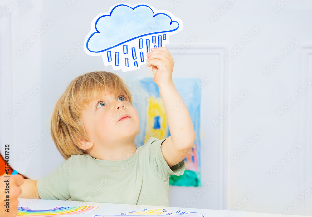 幼儿园班男孩持有风雨卡