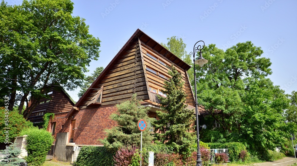 宁静的飞地和小型建筑奇迹的混合区。功能性，美学