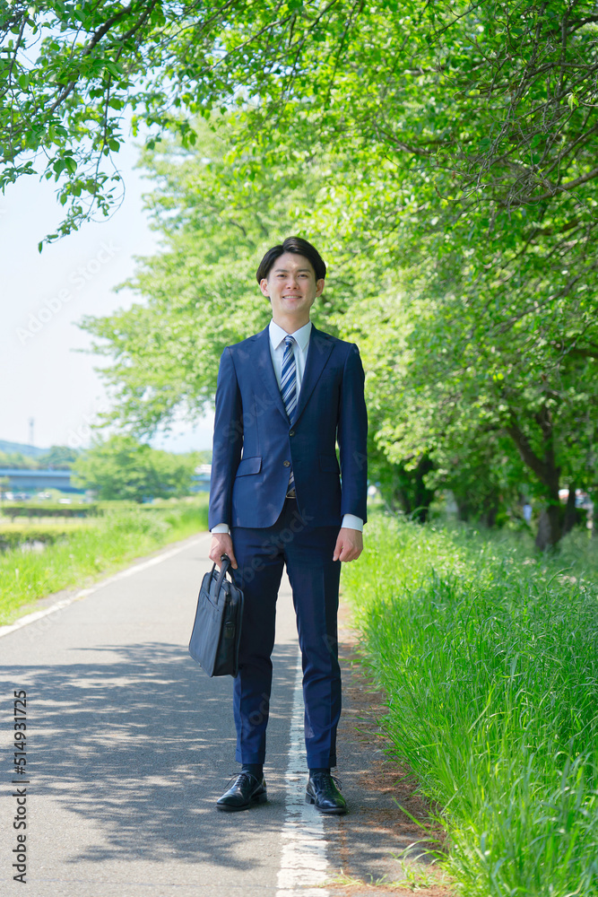 屋外でのビジネスマンのポートレート　全身