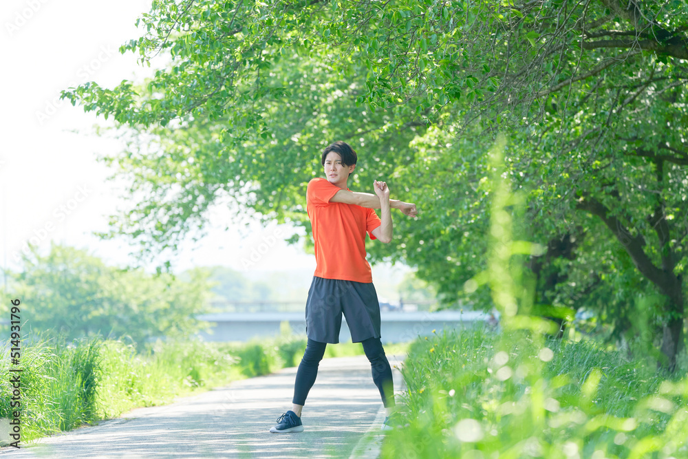 屋外で準備運動する男性