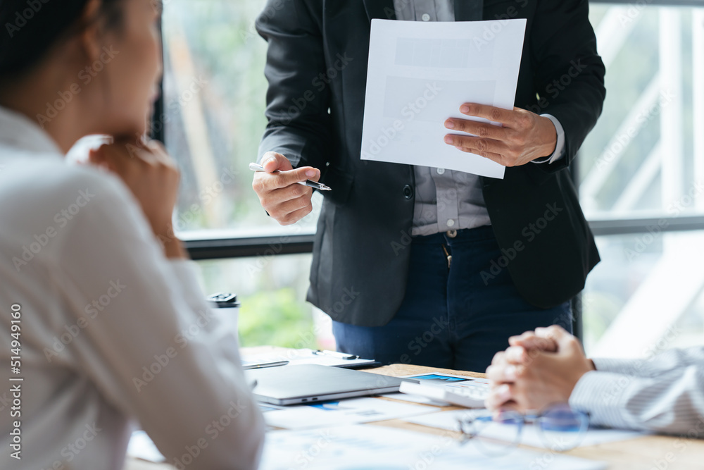 在办公室工作的商务人士在会议上讨论文件和想法，亚洲商业广告