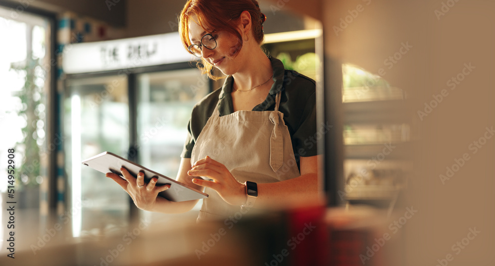 快乐的店主在杂货店使用数字平板电脑