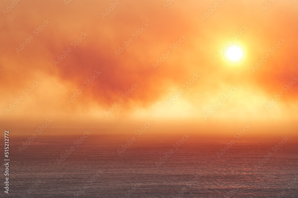 美丽的金色日落海景，带复制空间。日落在平静的海洋地平线上。