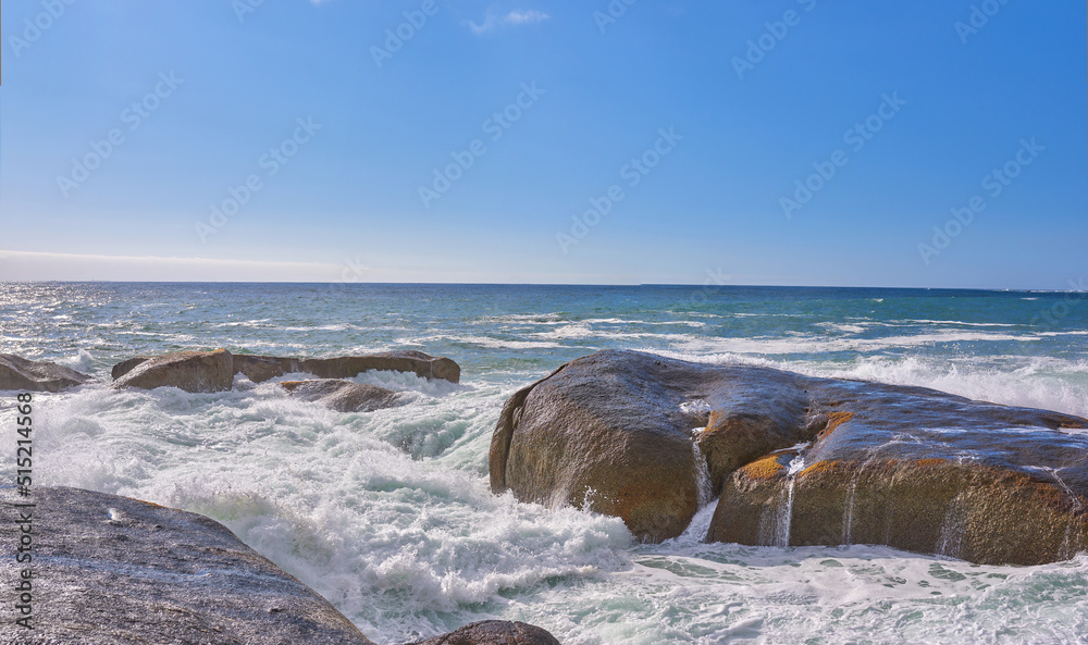 南部开普敦坎普斯湾海浪和海水冲刷巨石和岩石的美景