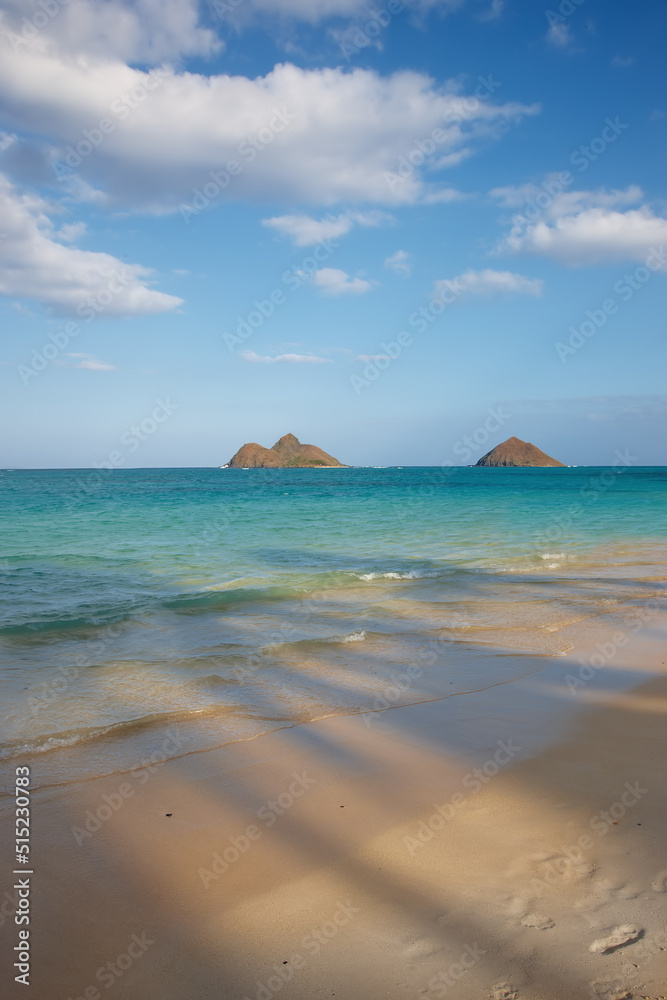 清澈的海水、沙子和岛屿的景观。明亮的天空和白云。