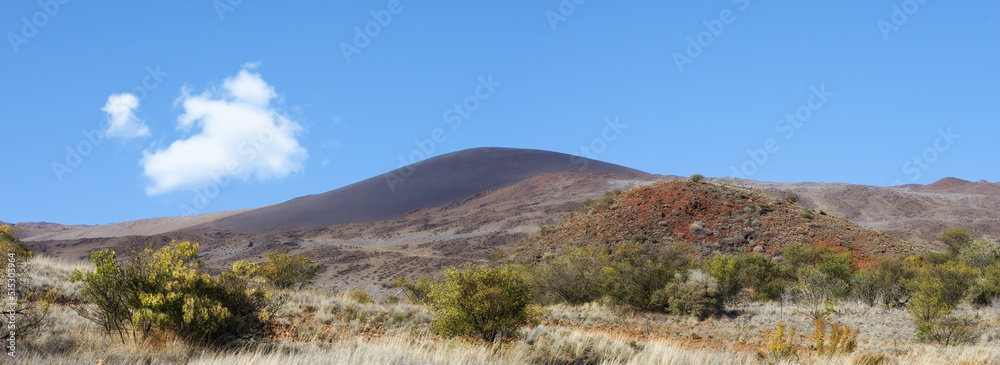 夏威夷最大的火山附近的一座小山，有一个名为Mauna Loa的复制空间。夏天的风景