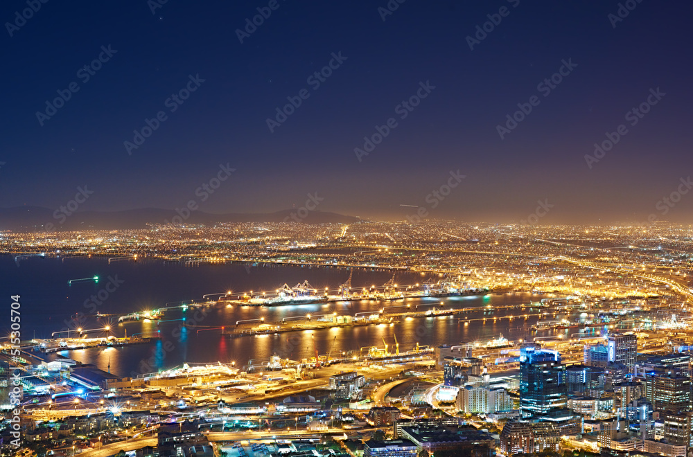 南非开普敦的城市景观和海景上有黑暗夜空的复制空间。风景区