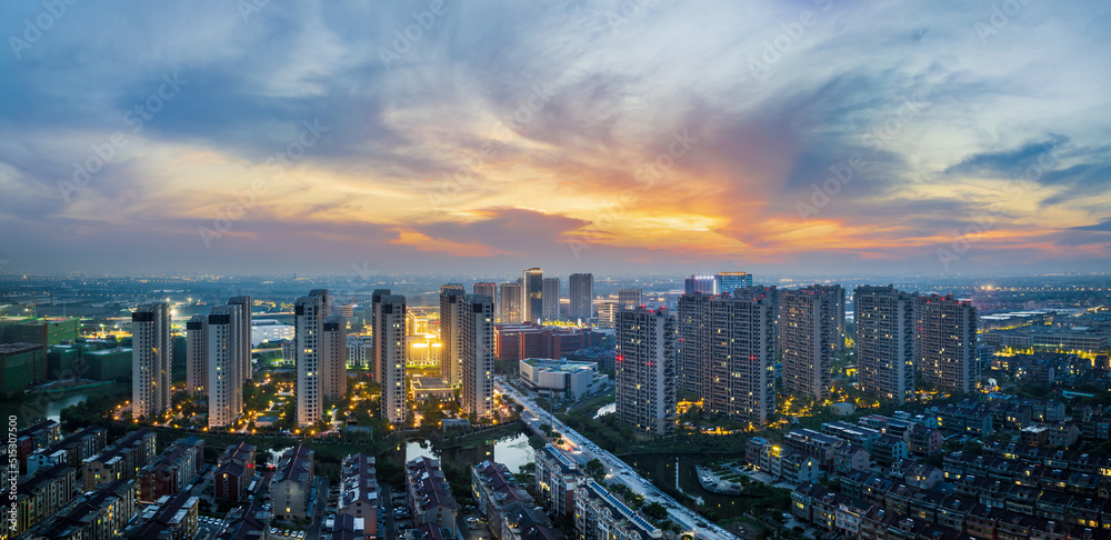 亚洲中国嘉兴城市建筑-住宅区景观鸟瞰图。美丽的城市景观