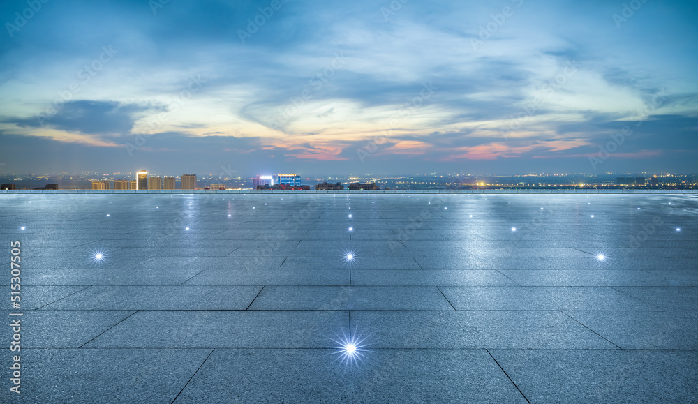 空旷的楼层和现代的城市天际线，夜晚有建筑景观。高角度视野。