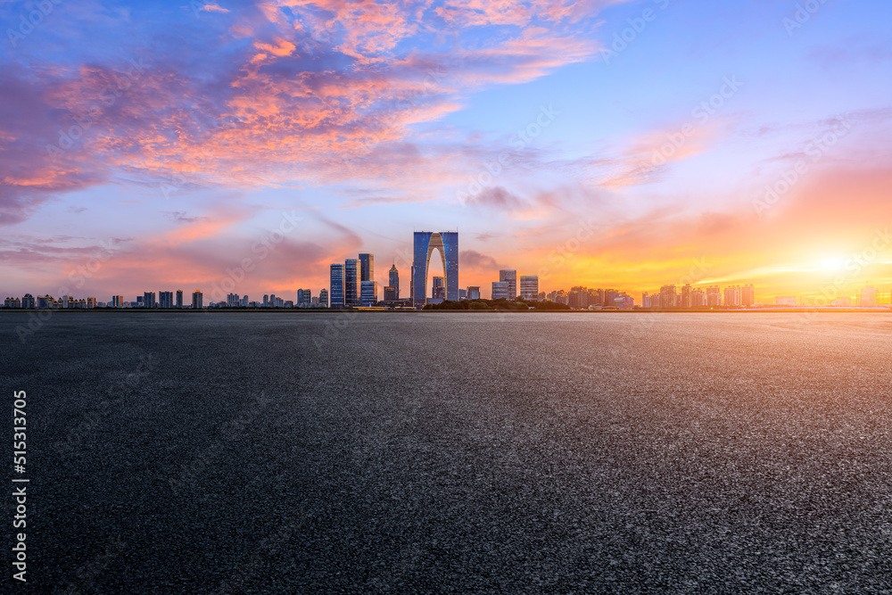 中国江苏省苏州市的城市景观。s处的沥青道路和现代城市天际线景观