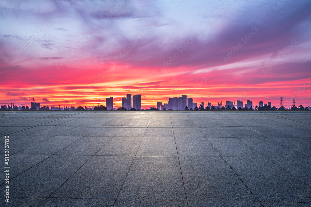 日出时，中国杭州，空旷的广场和城市天际线，现代建筑。