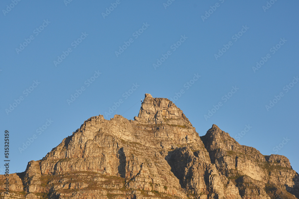 版权空间，在晴朗的日子里，山峰在晴朗的蓝天下的风景。风景v