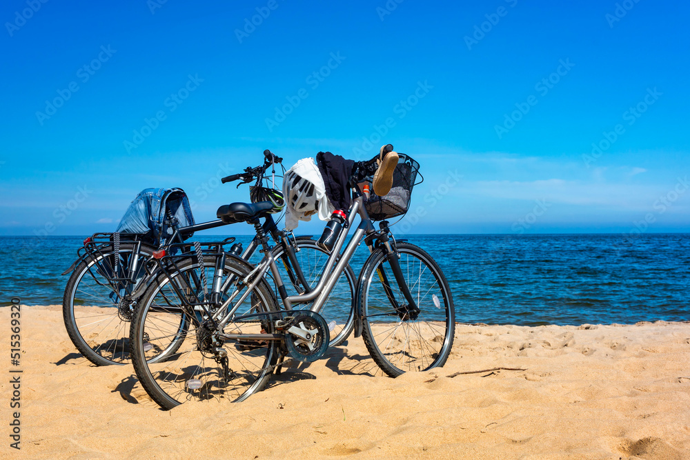 夏日波罗的海空旷海滩上的自行车