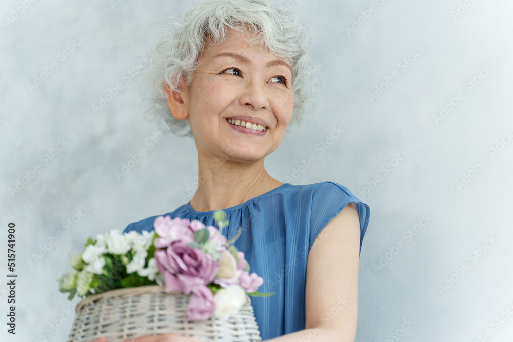 花束を持つミドル女性のポートレート