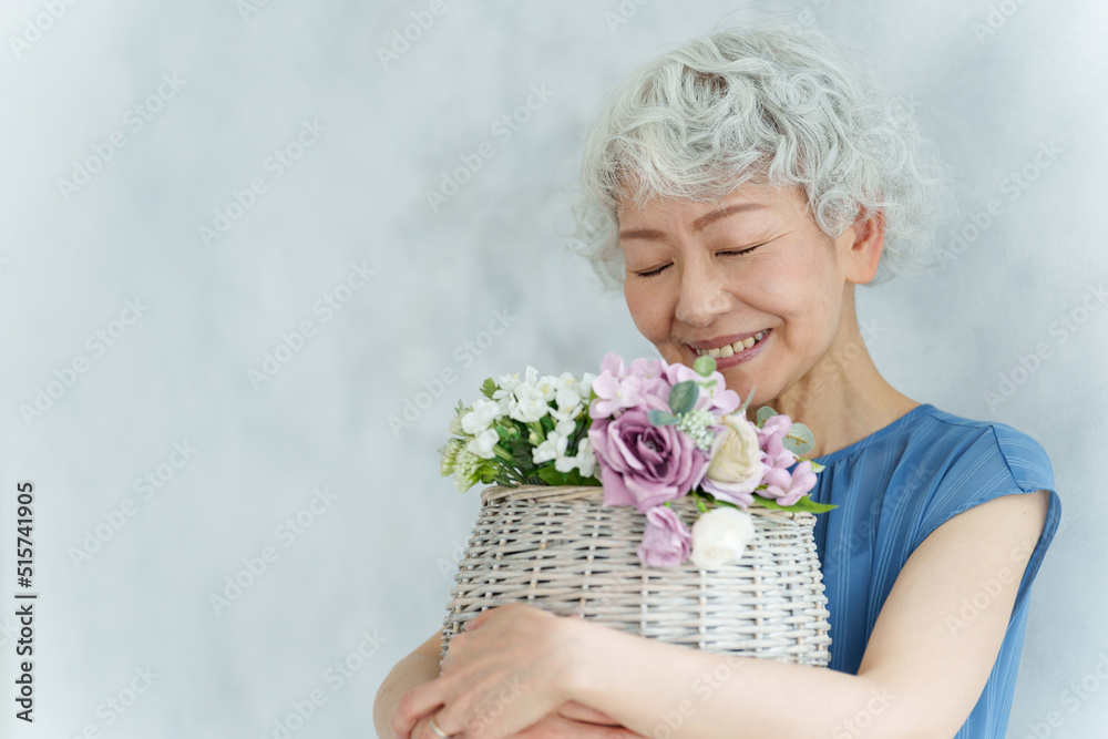 花束を持つミドル女性のポートレート