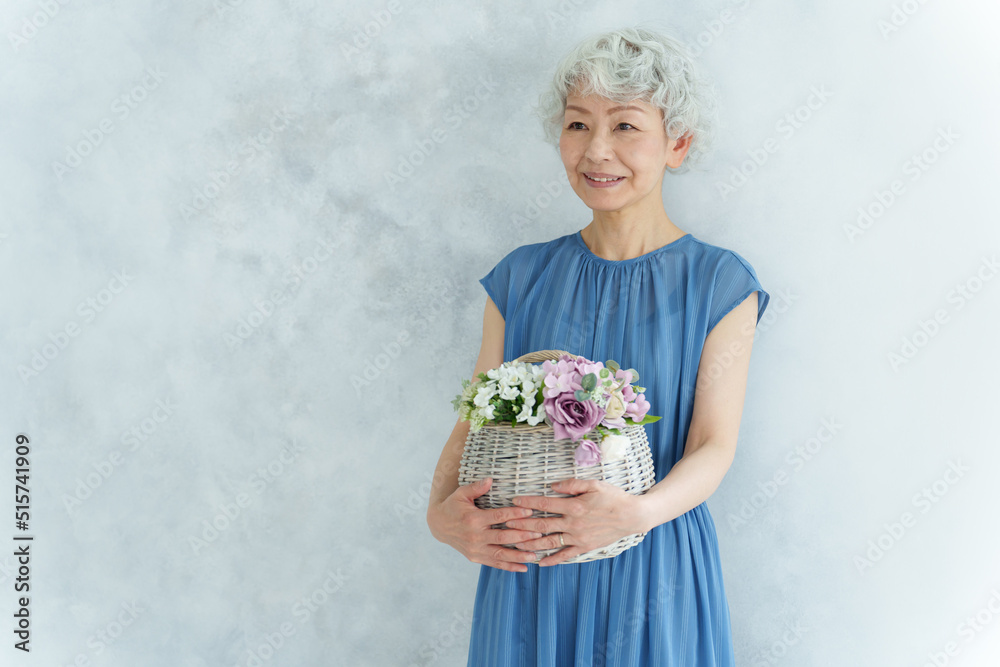 花束を持つミドル女性のポートレート