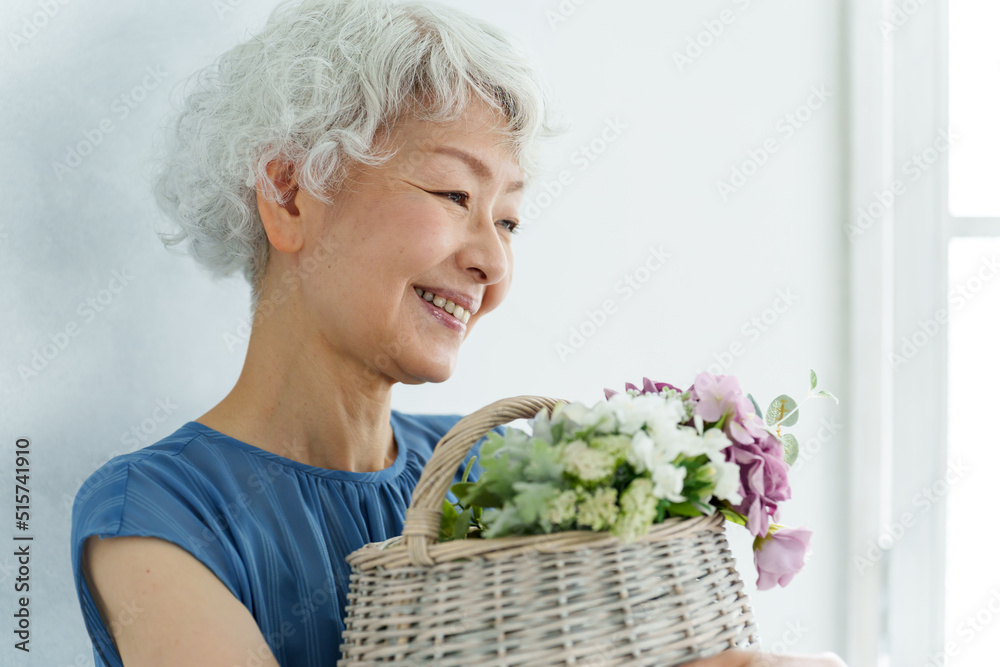 花束を持つミドル女性のポートレート