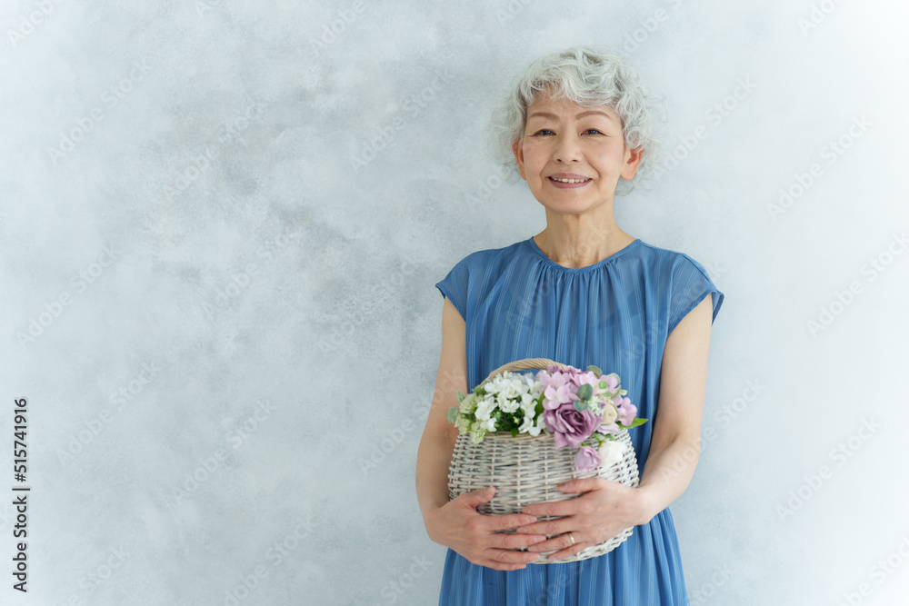 花束を持つミドル女性のポートレート