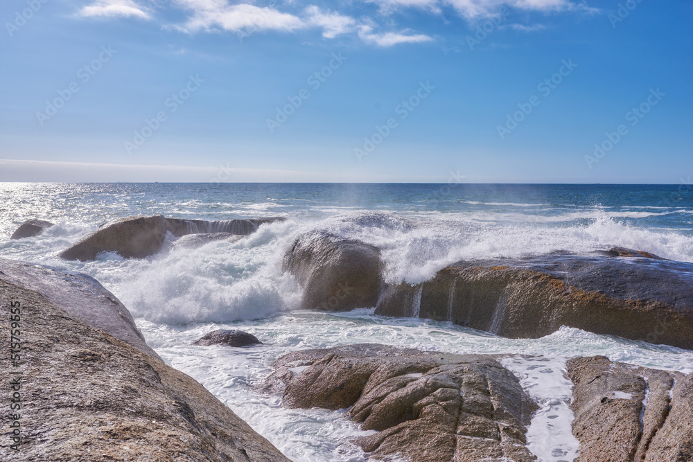 岩石海岸，海浪的海洋景观，蓝天复制空间，背景地平线