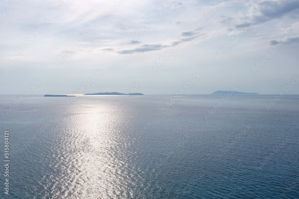 阳光明媚的夏日，美丽的大海和天空