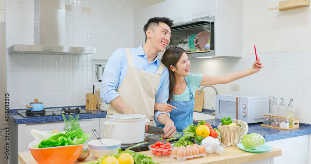 年轻夫妇一起做饭