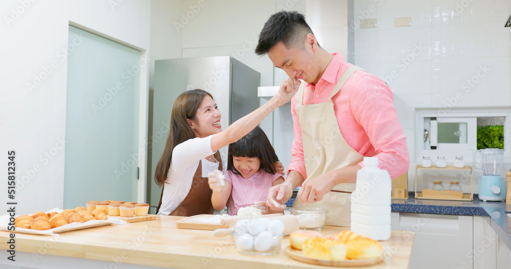 亚洲家庭正在一起做饭