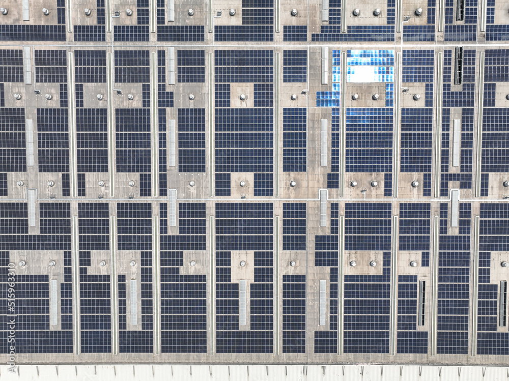 工厂屋顶上的太阳能电池板