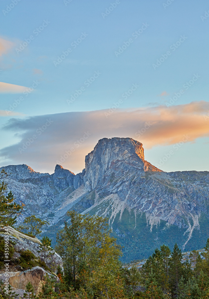 美丽的山脉景观，多云的蓝天背景，复制空间。一座山峰被
1955522529,美国佛罗里达州坦帕、圣彼得堡和清水的鸟瞰图