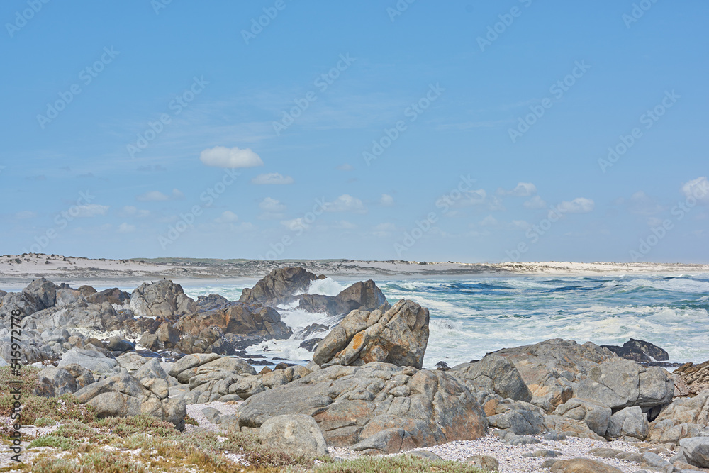 南非开普省的一条浅岩石海岸线。海浪拍打着海岸岩石