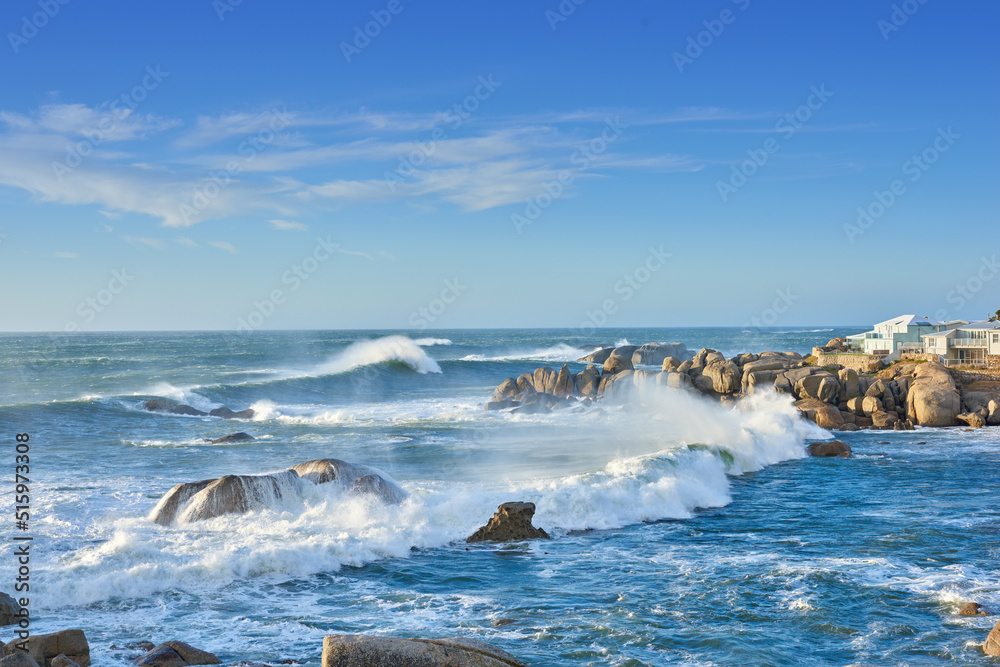 南非开普省的岩石海岸线。海浪在阳光下拍打海岸岩石