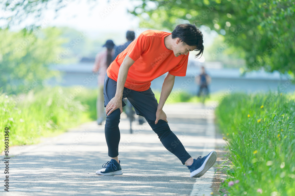 屋外で準備運動する男性