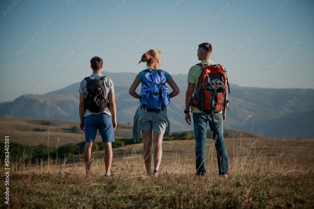 一群背着背包的游客正在登山