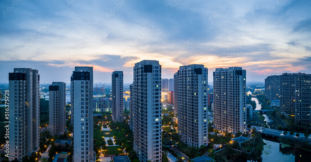 亚洲中国嘉兴城市建筑-住宅区景观鸟瞰图。美丽的城市景观