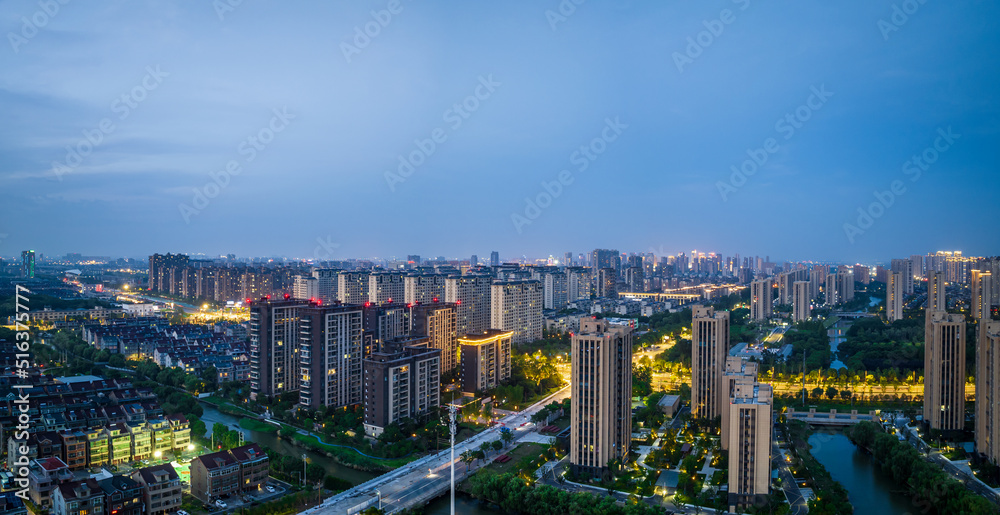 亚洲中国嘉兴城市建筑-住宅区景观鸟瞰图。美丽的城市景观