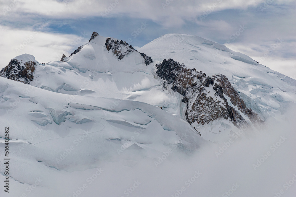 从Aiguille du Midi看到的阿尔卑斯山最高山脉勃朗峰的顶峰