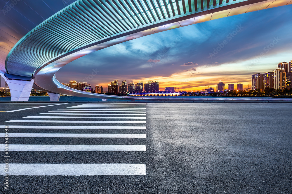 中国江苏省苏州市的城市景观。s处的沥青道路和现代城市天际线景观