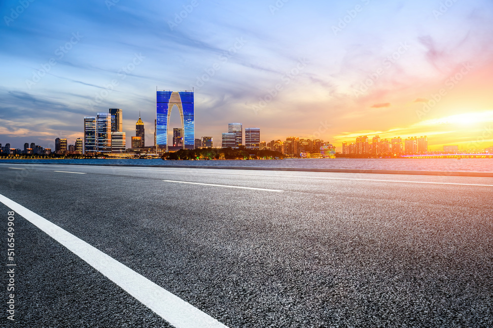 中国江苏省苏州市的城市景观。s处的沥青道路和现代城市天际线景观