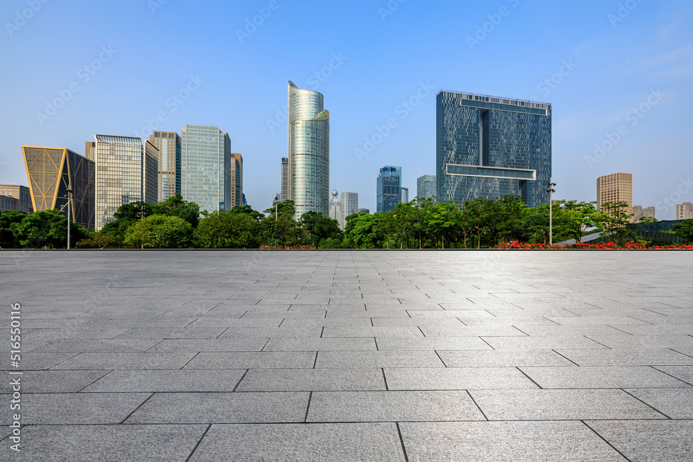 中国杭州，空荡荡的广场层和城市天际线，现代商业建筑。