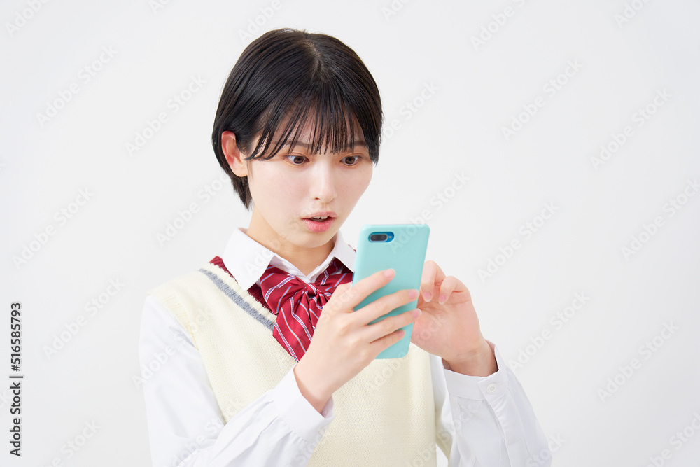 スマホを見て驚く女子高生　白背景